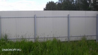 Забор из профнастила на виновых сваях