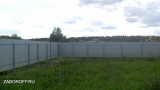 Забор из профнастила на виновых сваях
