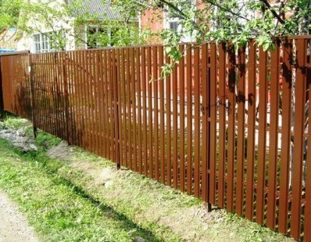 Заборы из металлического штакетника